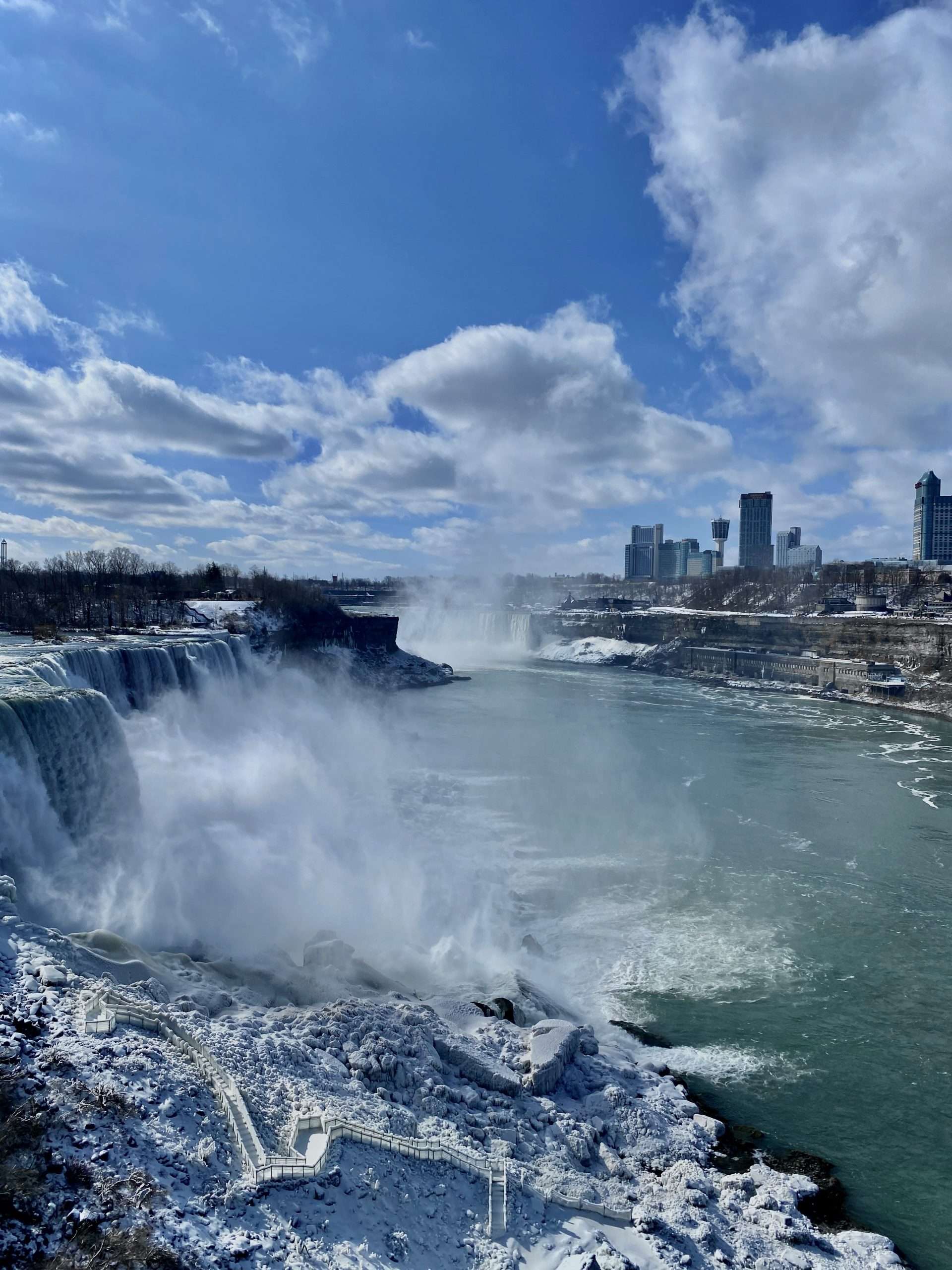 teunard-droog-vMo_sC7gUWg-unsplash Niagara Falls with winter scenery and New York State city skyline.